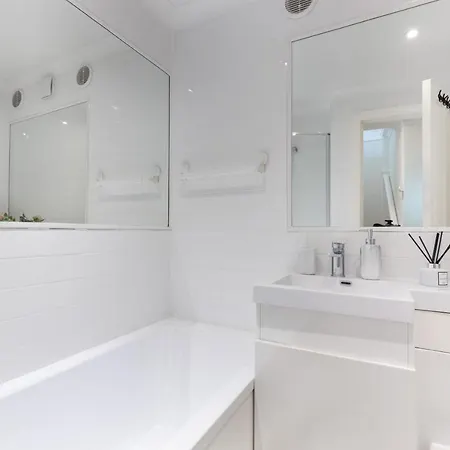 Stunning 3 Bed Townhouse *