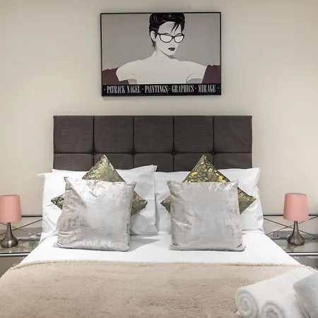 Stunning 3 Bed Townhouse Apartment *