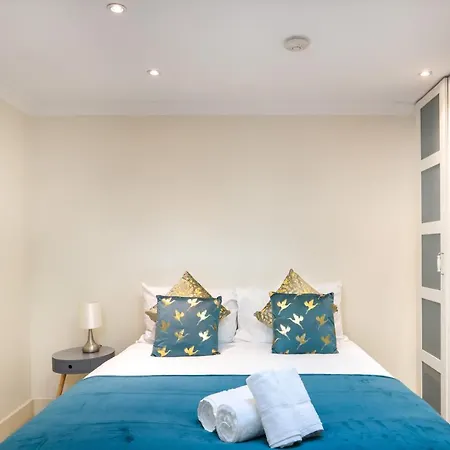 Stunning 3 Bed Townhouse Apartment London