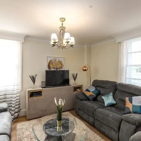 Stunning 3 Bed Townhouse Apartment *
