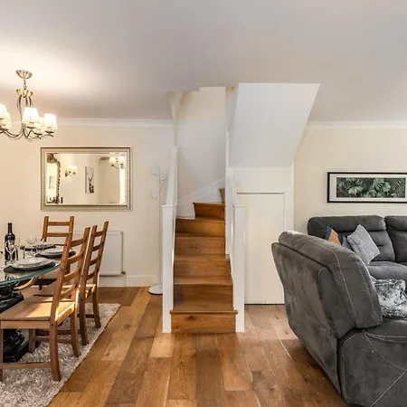 Apartment Stunning 3 Bed Townhouse *