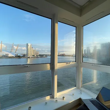 Very Large Ensuite With Wonderful View Over The River Thames In A Peaceful & Calm Residential Building - Shared Flat With 1 Host Homestay