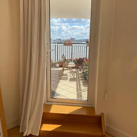 Very Large Ensuite With Wonderful View Over The River Thames In A Peaceful & Calm Residential Building - Shared Flat With 1 Host * London