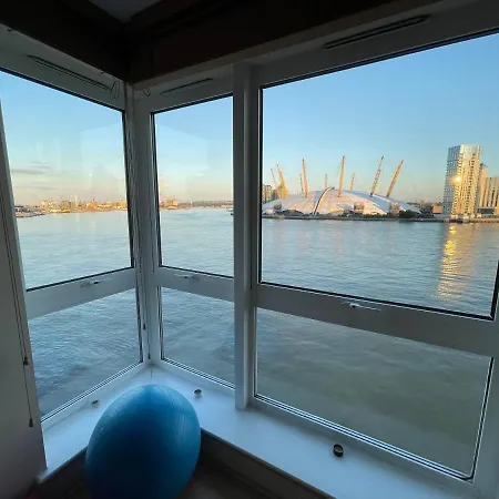 Very Large Ensuite With Wonderful View Over The River Thames In A Peaceful & Calm Residential Building - Shared Flat With 1 Host Homestay