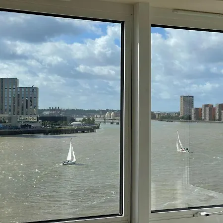 Very Large Ensuite With Wonderful View Over The River Thames In A Peaceful & Calm Residential Building - Shared Flat With 1 Host