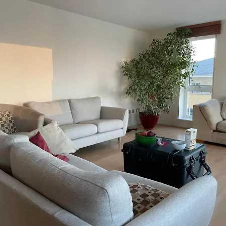 Very Large Ensuite With Wonderful View Over The River Thames In A Peaceful & Calm Residential Building - Shared Flat With 1 Host London