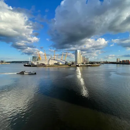 Very Large Ensuite With Wonderful View Over The River Thames In A Peaceful & Calm Residential Building - Shared Flat With 1 Host