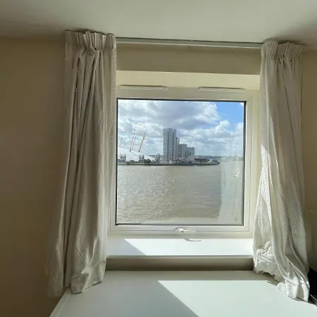 Homestay Very Large Ensuite With Wonderful View Over The River Thames In A Peaceful & Calm Residential Building - Shared Flat With 1 Host