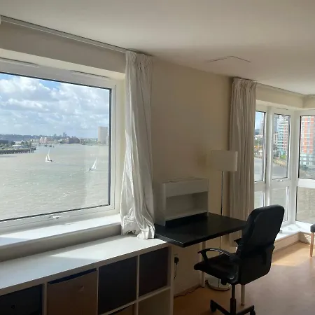 Homestay Very Large Ensuite With Wonderful View Over The River Thames In A Peaceful & Calm Residential Building - Shared Flat With 1 Host London