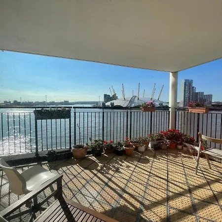 Very Large Ensuite With Wonderful View Over The River Thames In A Peaceful & Calm Residential Building - Shared Flat With 1 Host London