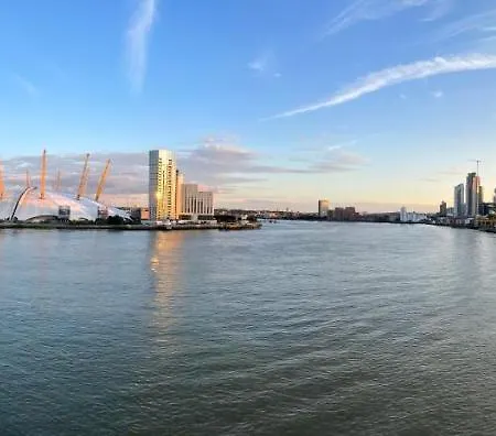Very Large Ensuite With Wonderful View Over The River Thames In A Peaceful & Calm Residential Building - Shared Flat With 1 Host