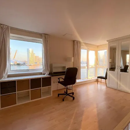 Very Large Ensuite With Wonderful View Over The River Thames In A Peaceful & Calm Residential Building - Shared Flat With 1 Host London