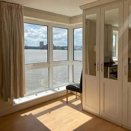 Homestay Very Large Ensuite With Wonderful View Over The River Thames In A Peaceful & Calm Residential Building - Shared Flat With 1 Host *