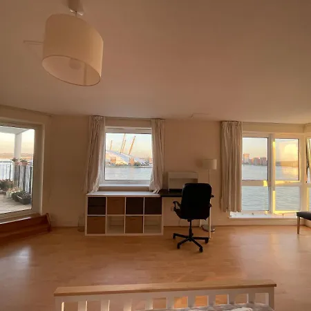 Very Large Ensuite With Wonderful View Over The River Thames In A Peaceful & Calm Residential Building - Shared Flat With 1 Host Homestay London