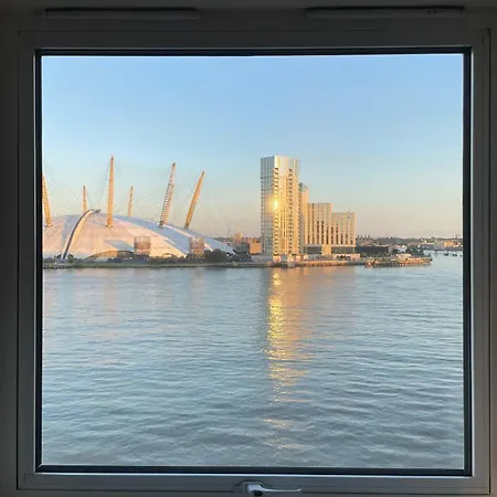 Homestay Very Large Ensuite With Wonderful View Over The River Thames In A Peaceful & Calm Residential Building - Shared Flat With 1 Host *