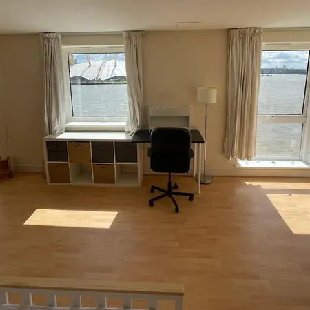 Very Large Ensuite With Wonderful View Over The River Thames In A Peaceful & Calm Residential Building - Shared Flat With 1 Host *