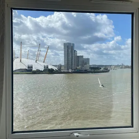 Very Large Ensuite With Wonderful View Over The River Thames In A Peaceful & Calm Residential Building - Shared Flat With 1 Host * London