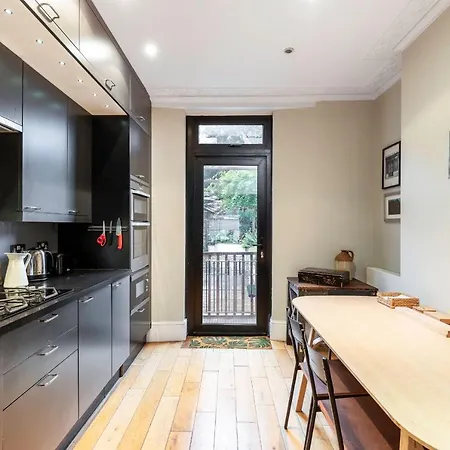 Beautiful Two-bed Abode Near King Cross Apartment