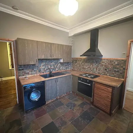 Cozy Flat Near Bedfords Park Apartment