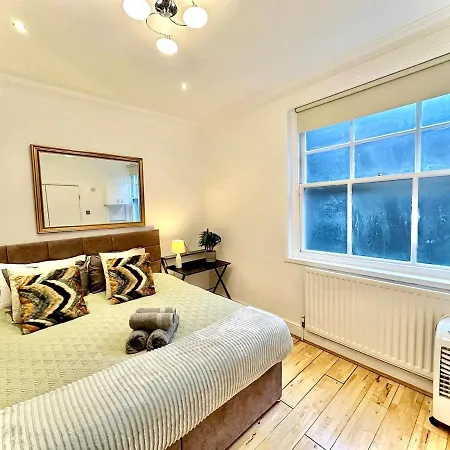 Alluring 2-bed, 2-bath Flat On High Street Kensington, Near Kensington Palace Apartment London