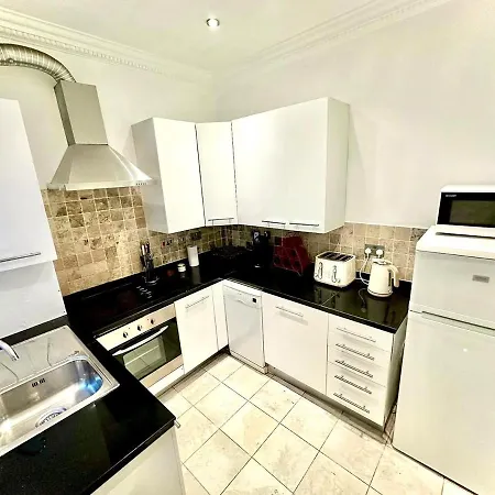 Alluring 2-bed, 2-bath Flat On High Street Kensington, Near Kensington Palace Apartment