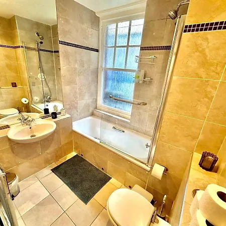 Alluring 2-bed, 2-bath Flat On High Street Kensington, Near Kensington Palace * London