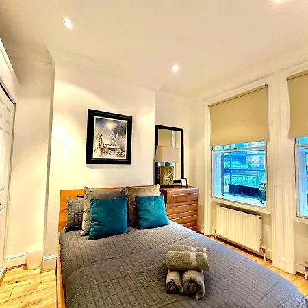 Alluring 2-bed, 2-bath Flat On High Street Kensington, Near Kensington Palace London