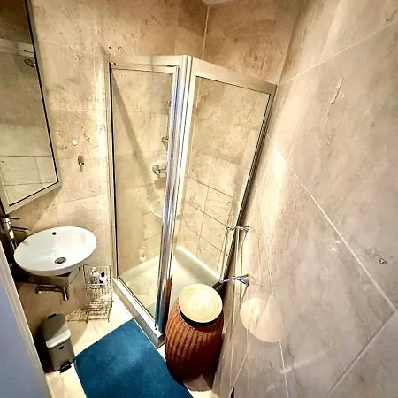 Alluring 2-bed, 2-bath Flat On High Street Kensington, Near Kensington Palace Apartment London