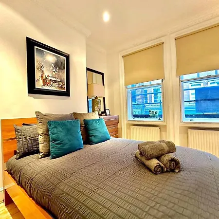 Apartment Alluring 2-bed, 2-bath Flat On High Street Kensington, Near Kensington Palace
