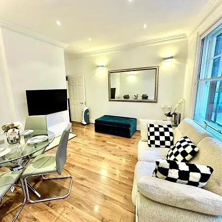 Apartment Alluring 2-bed, 2-bath Flat On High Street Kensington, Near Kensington Palace *