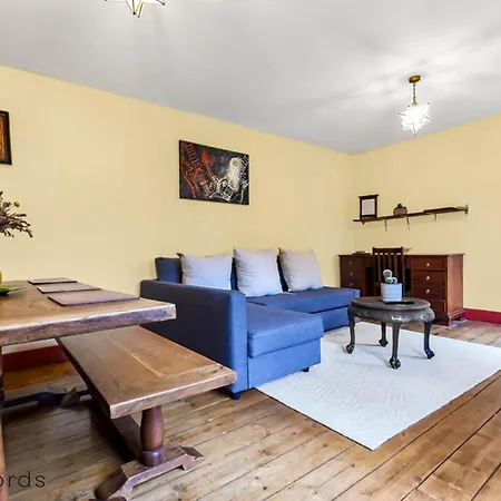 Peaceful 2-bedroom Flat Near Queens Park Station