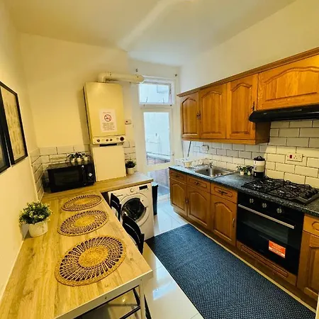 2 Bedrooms House Near Central London