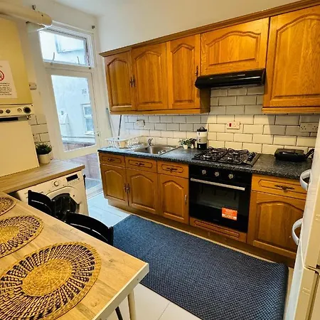 2 Bedrooms House Near Central * London