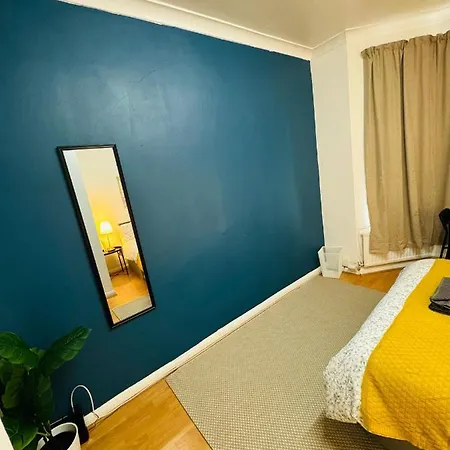 2 Bedrooms House Near Central London