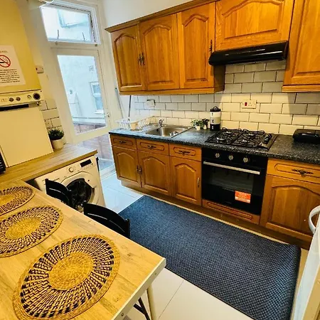 2 Bedrooms House Near Central Holiday home