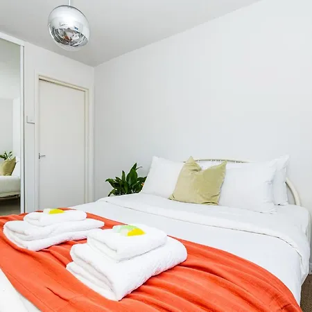 Apartment Stunning 2br Wpatio In Dalston, 2 Min To Tube