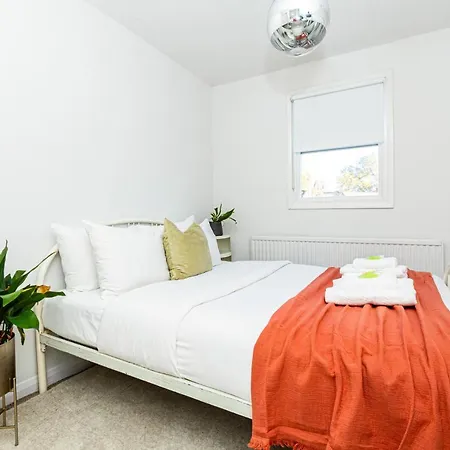 Apartment Stunning 2br Wpatio In Dalston, 2 Min To Tube