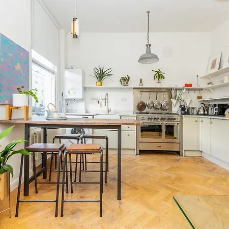 Stunning 2br Wpatio In Dalston, 2 Min To Tube
