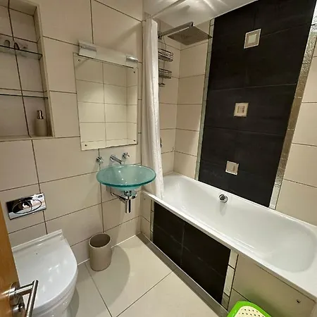 Two Br Flat 5 Mins Walk From Eye G96