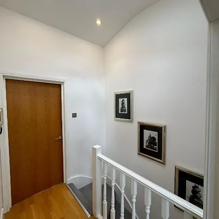 Apartment Two Br Flat 5 Mins Walk From Eye G96 London