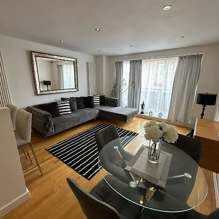 Two Br Flat 5 Mins Walk From Eye G96 London