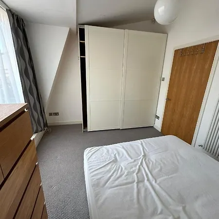 Two Br Flat 5 Mins Walk From Eye G96 Apartment
