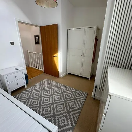 Apartment Two Br Flat 5 Mins Walk From Eye G96 London