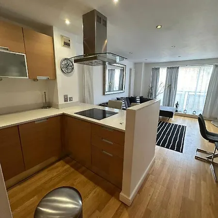 Apartment Two Br Flat 5 Mins Walk From Eye G96