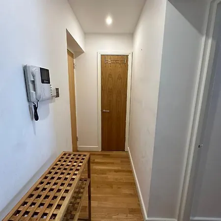 Two Br Flat 5 Mins Walk From Eye G96 London