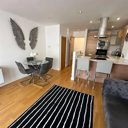 Apartment Two Br Flat 5 Mins Walk From Eye G96 *