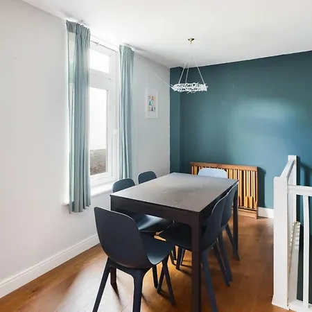 Beautiful & Vibrant 2bd W Balcony - Hackney! *