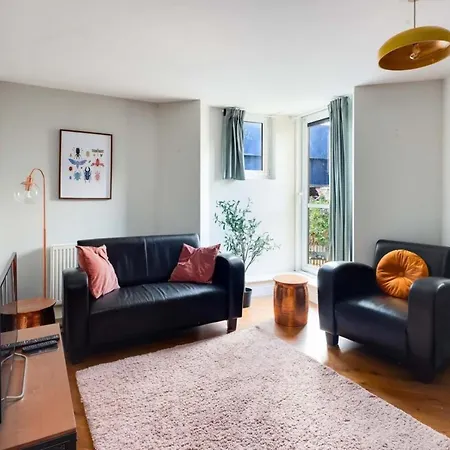 Beautiful & Vibrant 2bd W Balcony - Hackney! * London