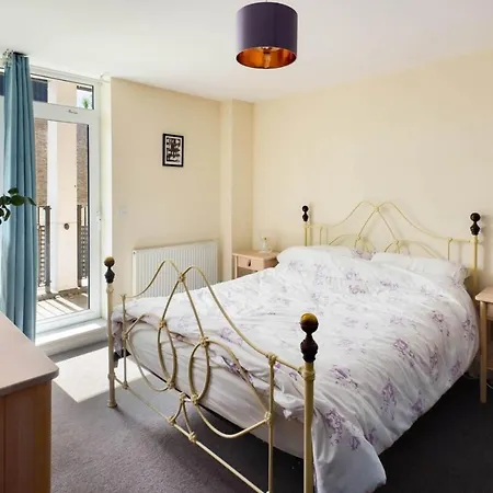 Beautiful & Vibrant 2bd W Balcony - Hackney! *