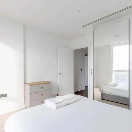 Chic 1bd Flat Wviews Of The Shard - South Quay! Apartment London
